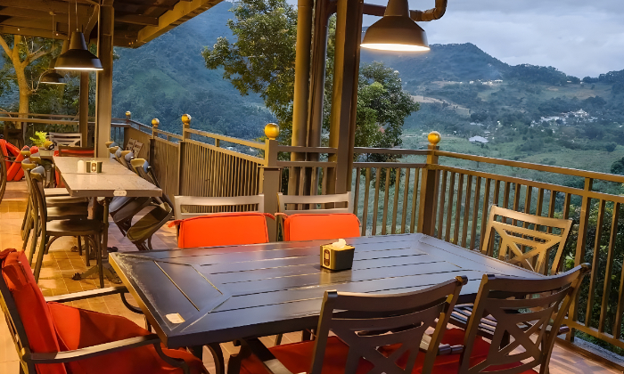 Pemandangan Gunung Salak di Edensor Hills Caf&eacute; & Resto