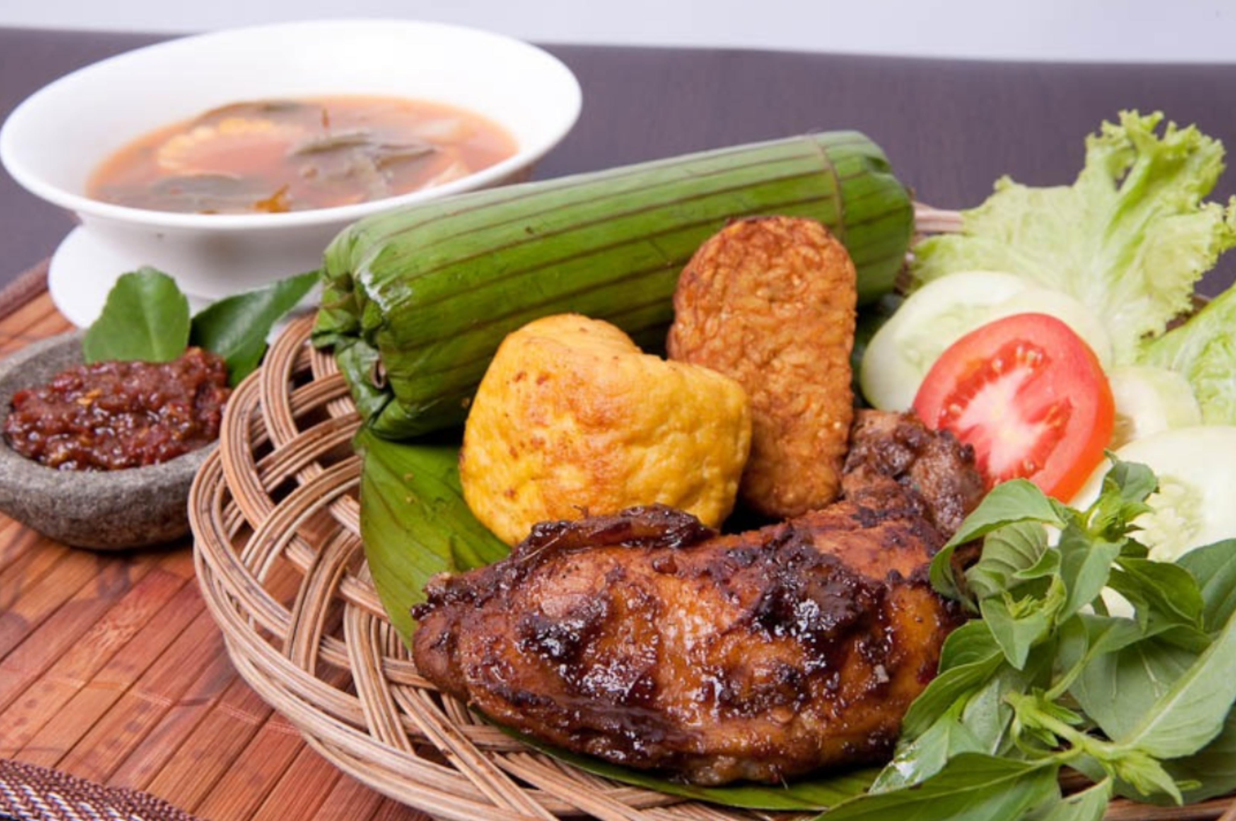 Nasi timbel makanan khas Sunda