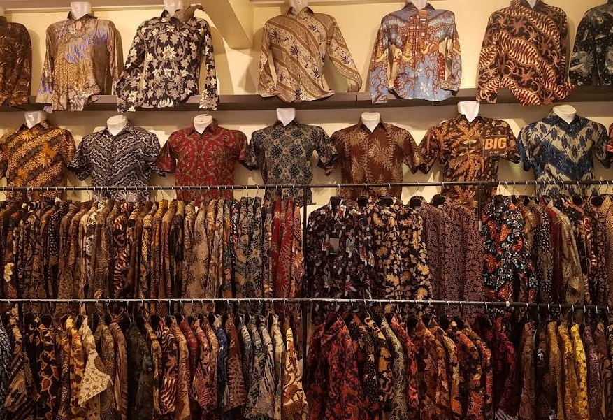 Pakaian-pakaian batik yang dijajakan di Toko Batikraf