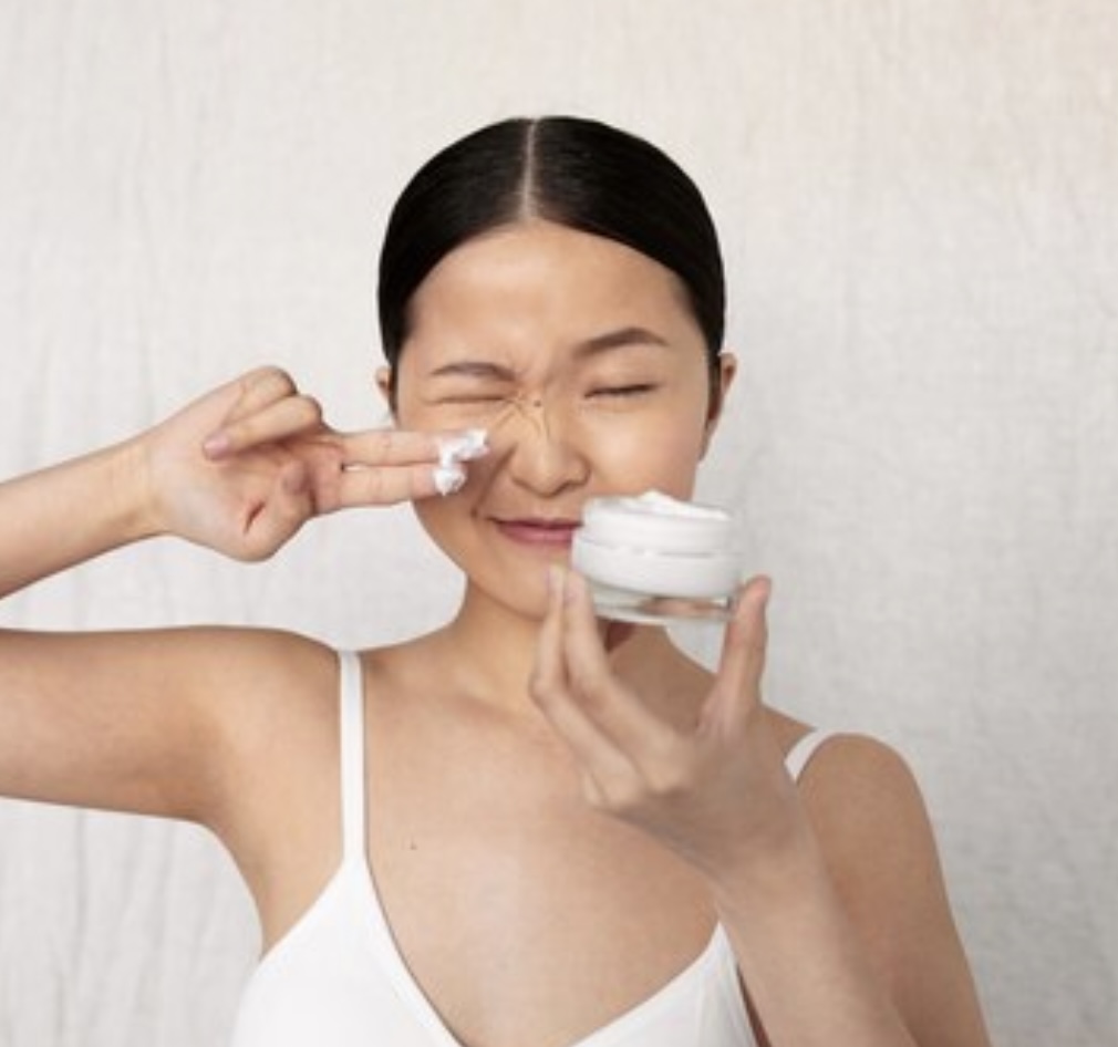 Ilustrasi wanita menggunakan moisturizer