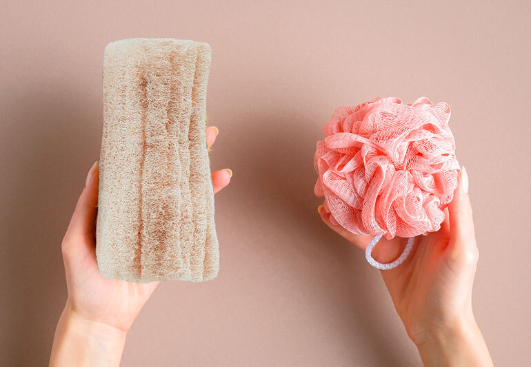 Ilustrasi spons alami loofah (kiri),  sebagai alternatif pengganti spons yang terbuat dari plastik (kanan).