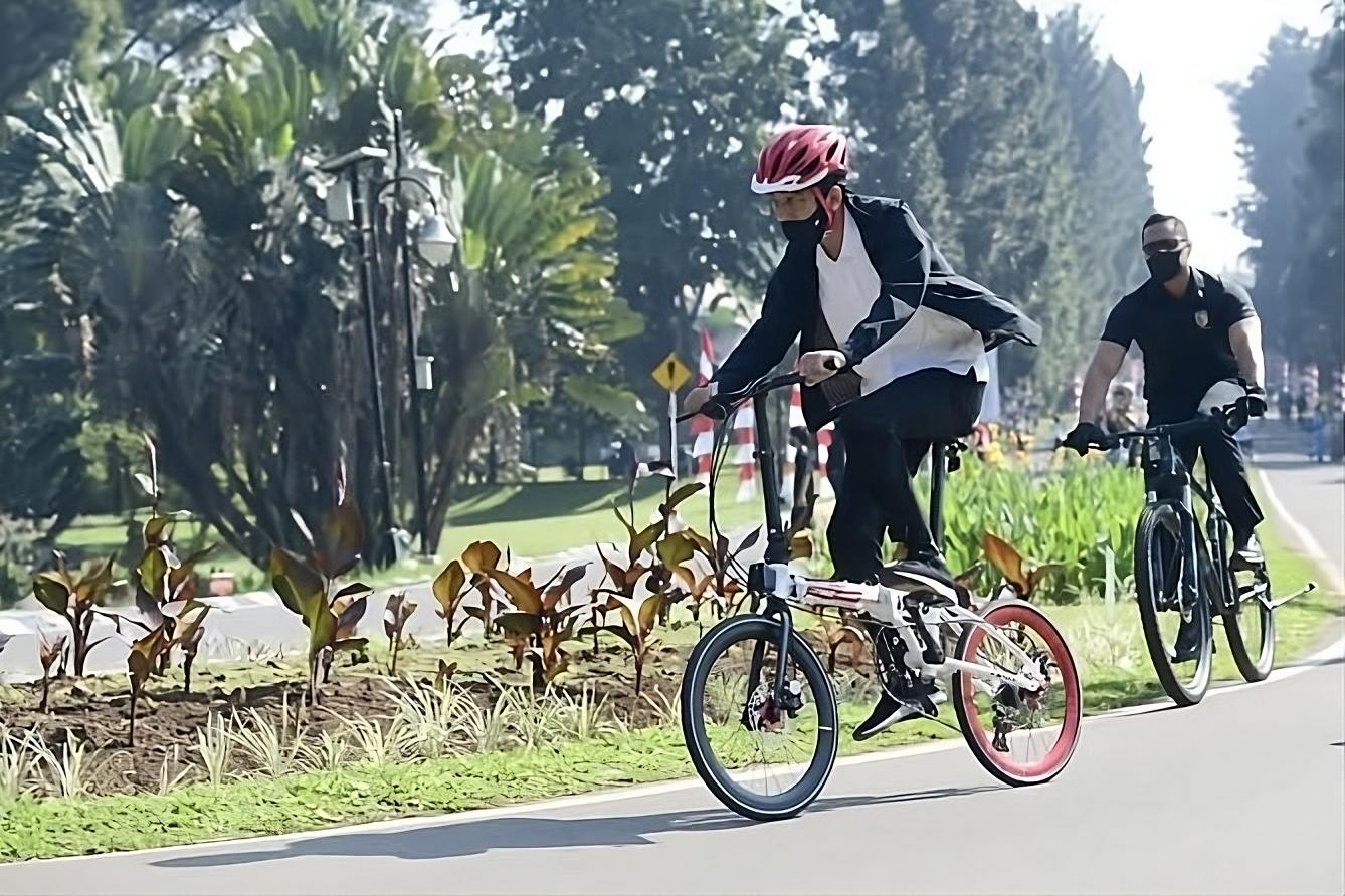Presiden RI ke-7, Joko Widodo bersepeda di Kebun Raya Bogor saat pandemi Covid-19. (presidenri.go.id)