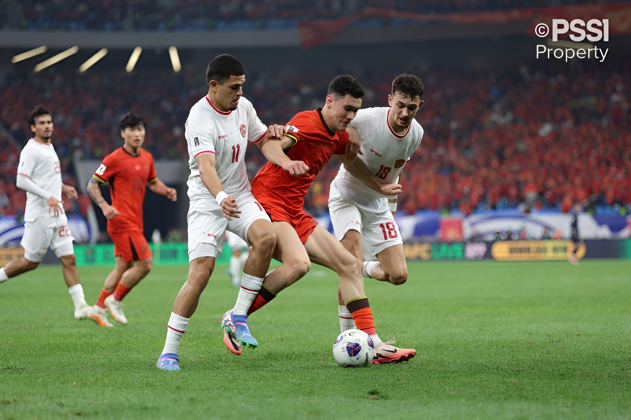 Potret pemain Timnas Indonesia Ragnar Oratmangoen dan Ivar Jenner saat menghadapi China