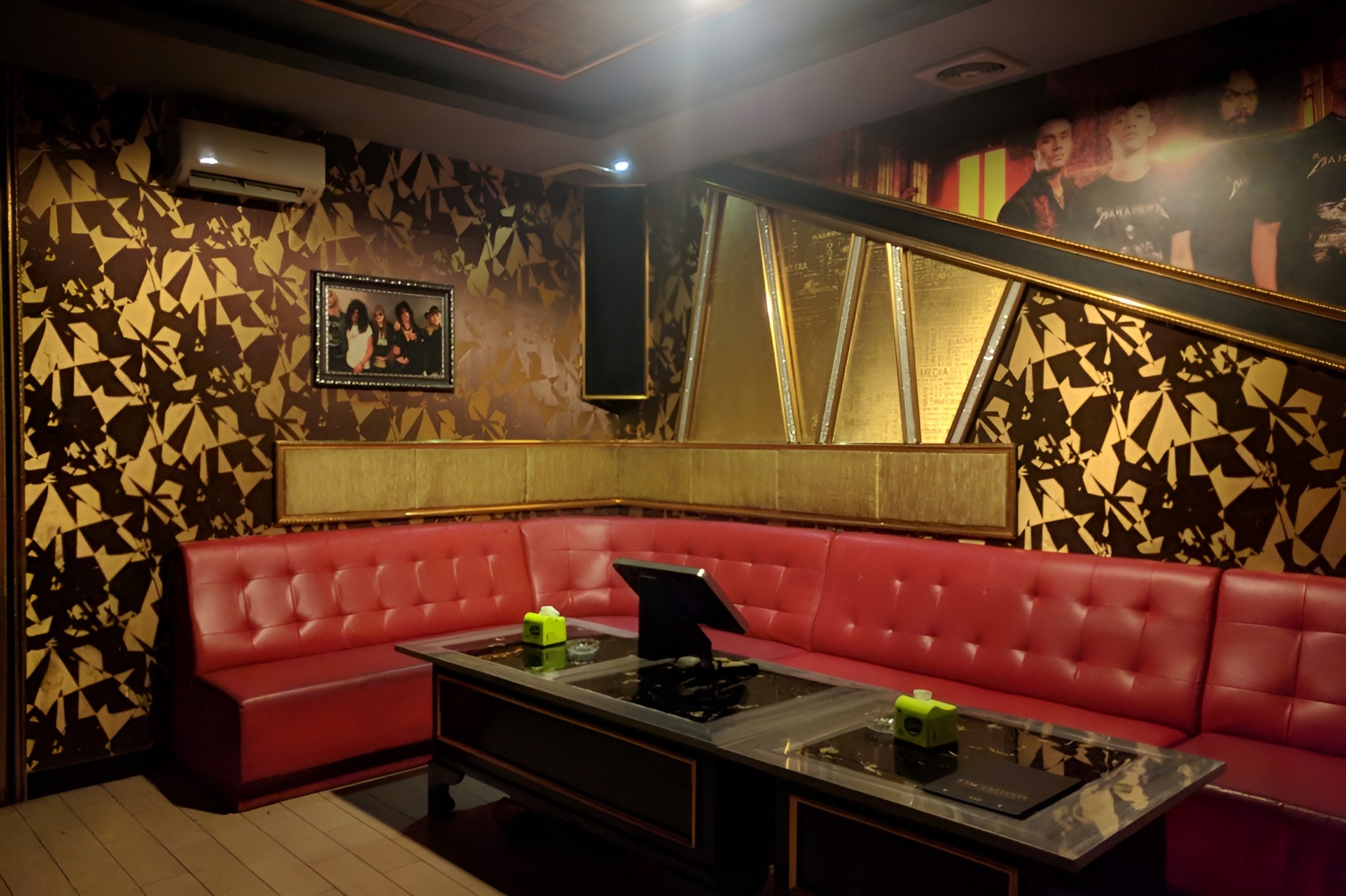 Ruang karaoke di Masterpiece Family Karaoke Signature