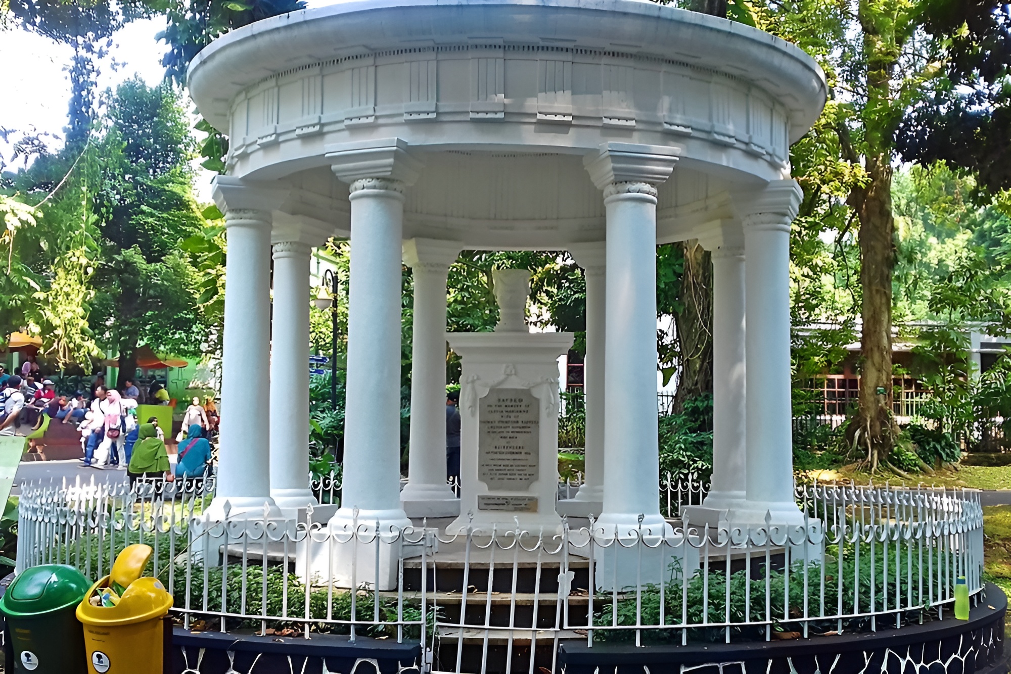 Tugu Lady Raffles yang ada di dalam kawasan Kebun Raya Bogor. (ferydyan.blogspot.com)