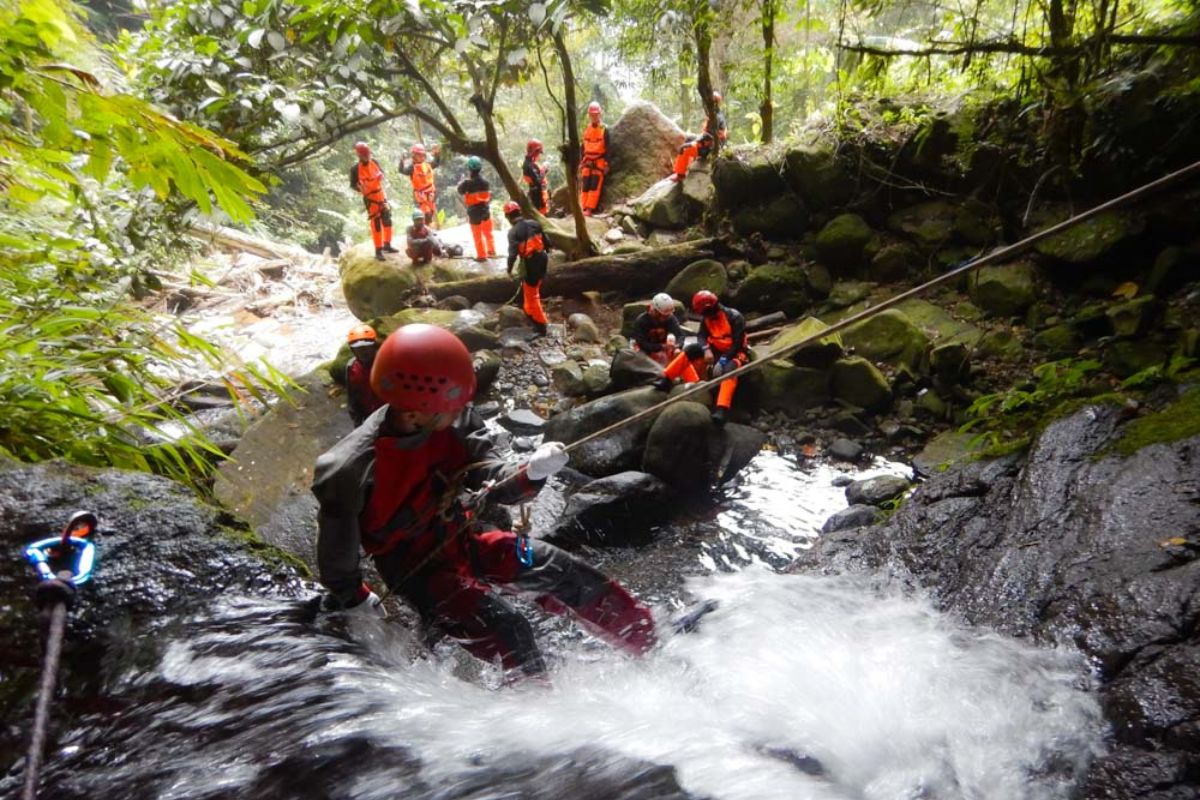 Canyoneering di Curug Cidulang Rawa Gede, Bogor, Jawa Barat.