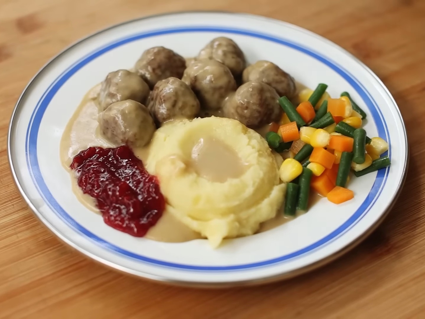 Swedish Meatballs wih Mashed Potato and Gravy