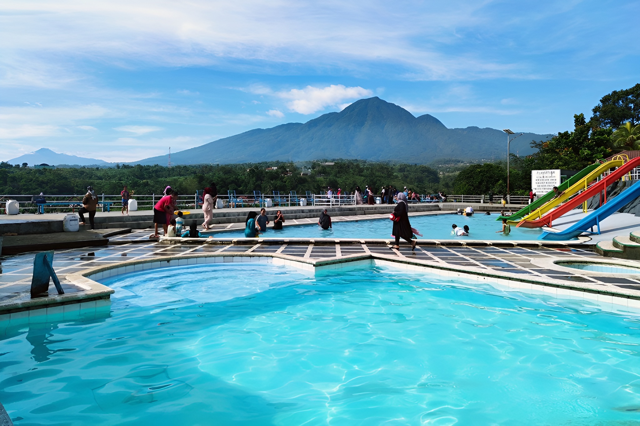 Kolam renang Aldepos yang menawarkan view Gunung Salak