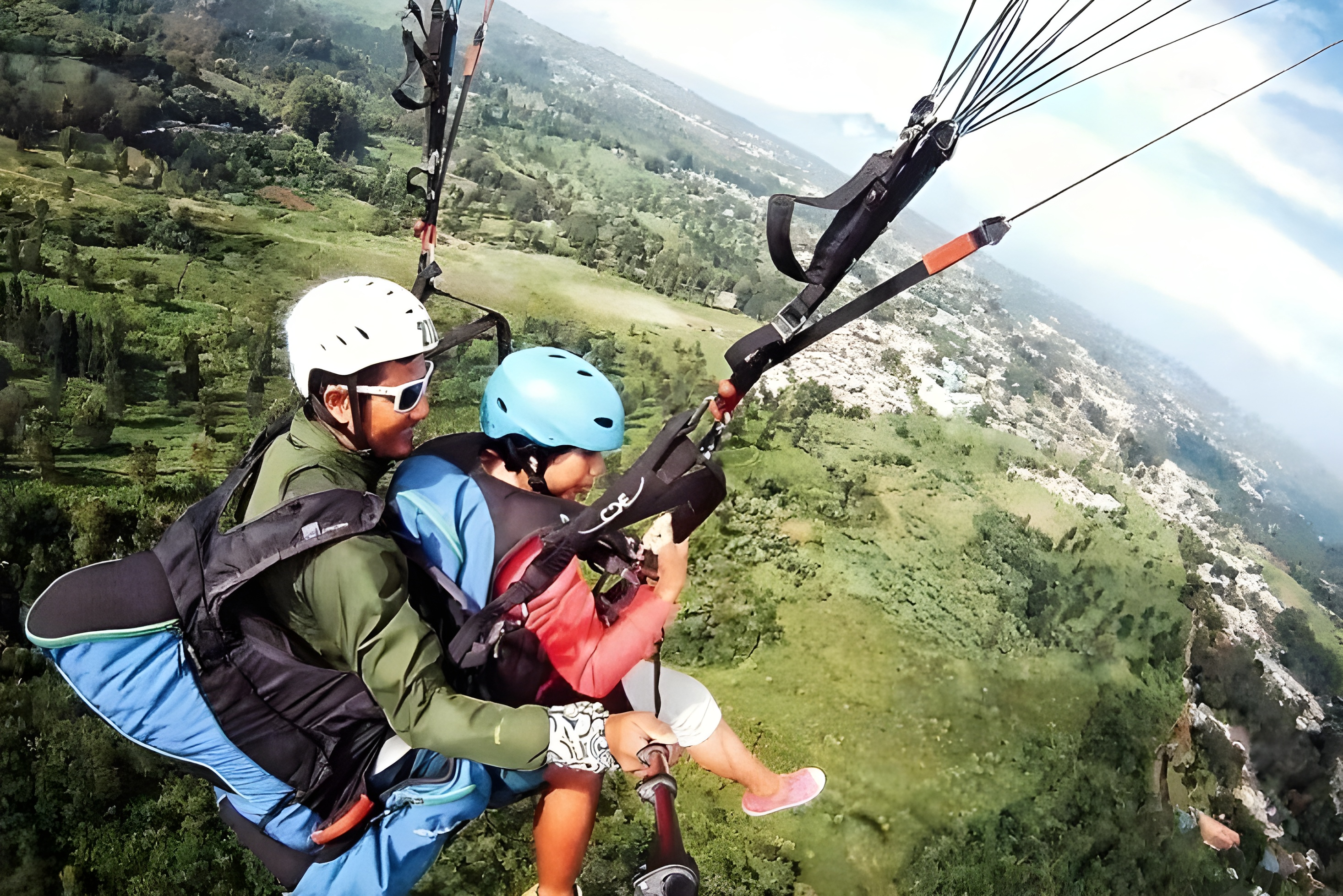 Ilustrasi paralayang di kawasan wisata Puncak, Bogor.