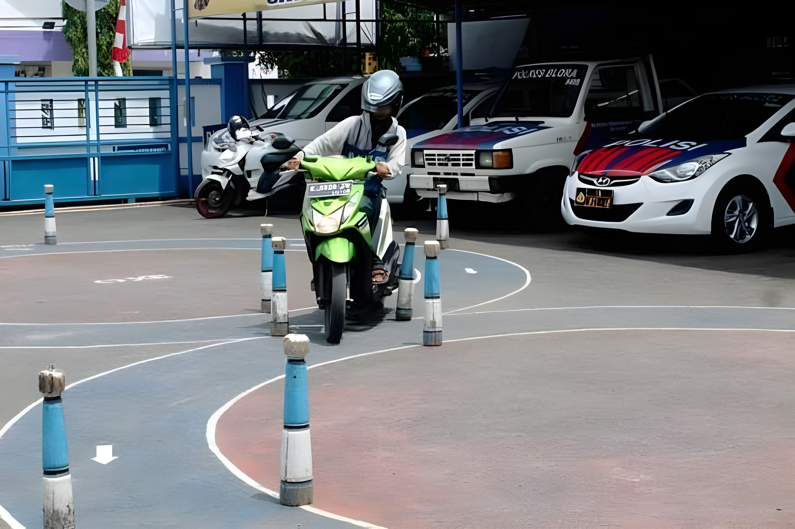 Ilustrasi orang yang sedang tes pembuatan SIM