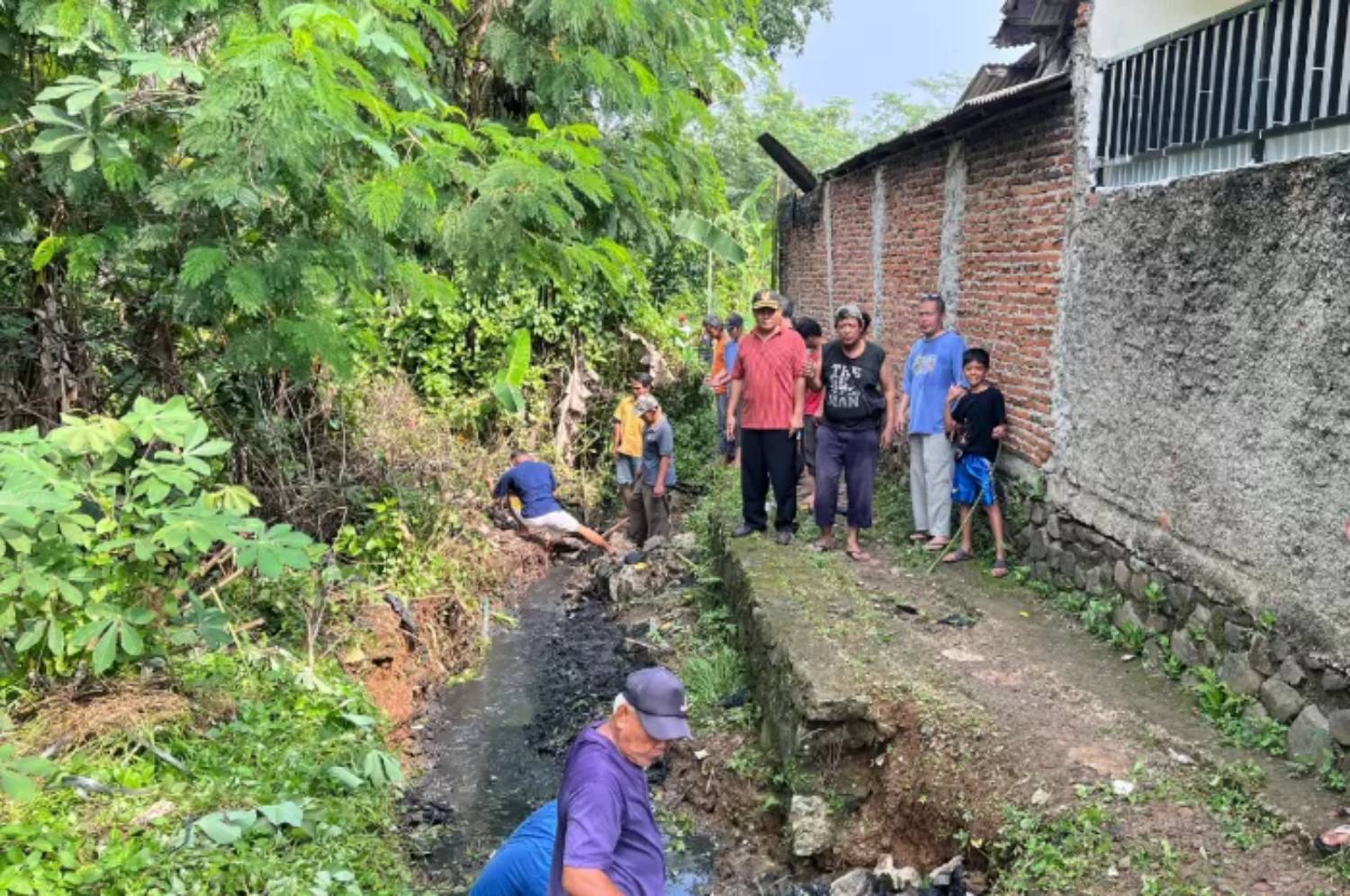 Warga membersihkan saluran air di wilayah Parung Panjang Kabupaten Bogor usai kerap dilanda banjir. (Arifal/Radar Bogor)