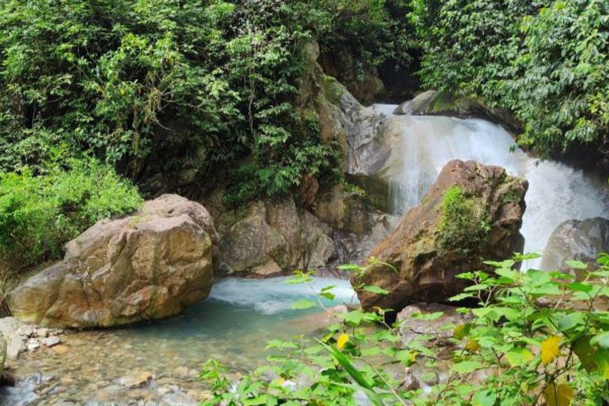 Pemandangan Curug Barong di kawasan Sentul Kabupaten Bogor. (pesisir.net)
