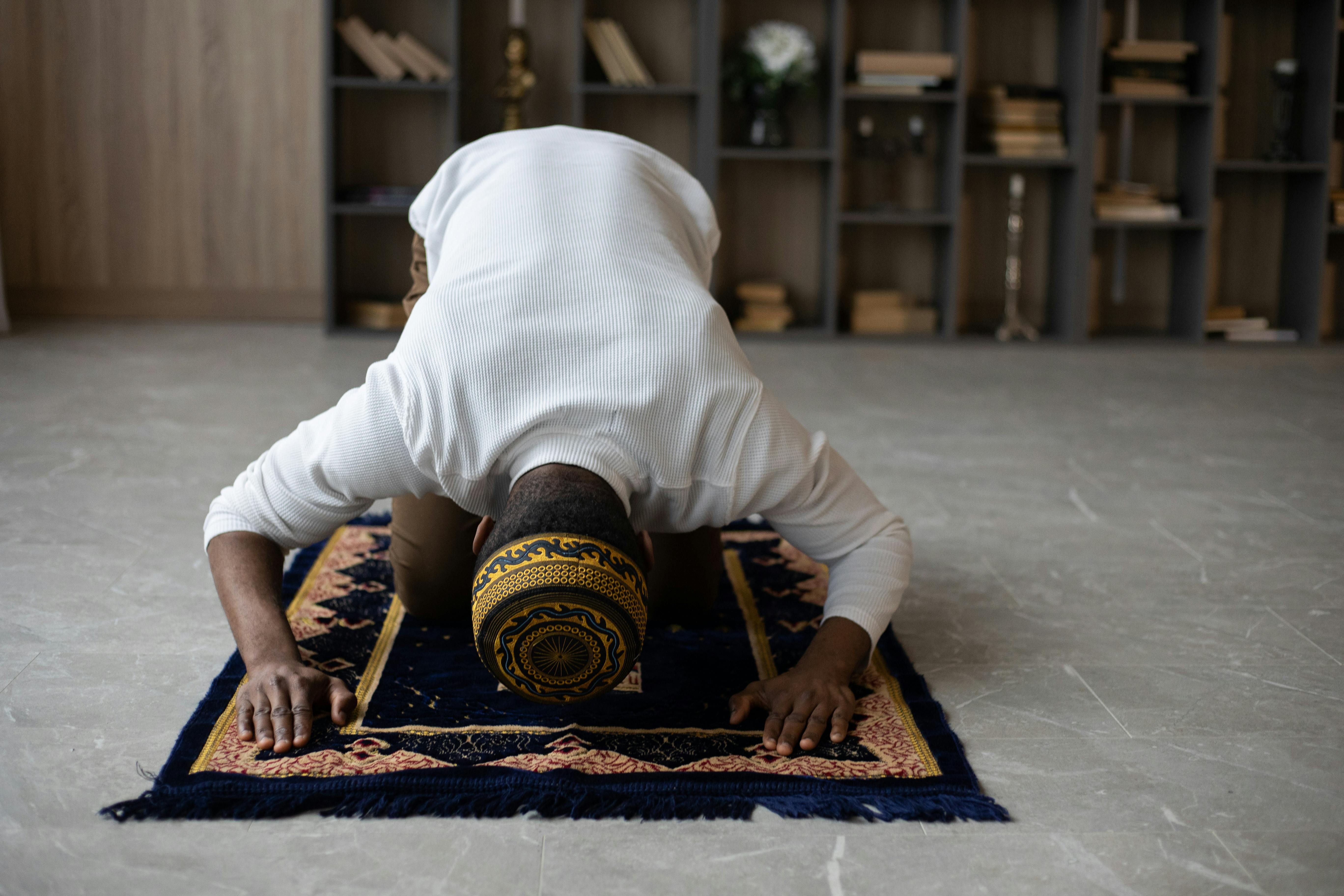 Ilustrasi orang melaksanakan shalat. (pexels).