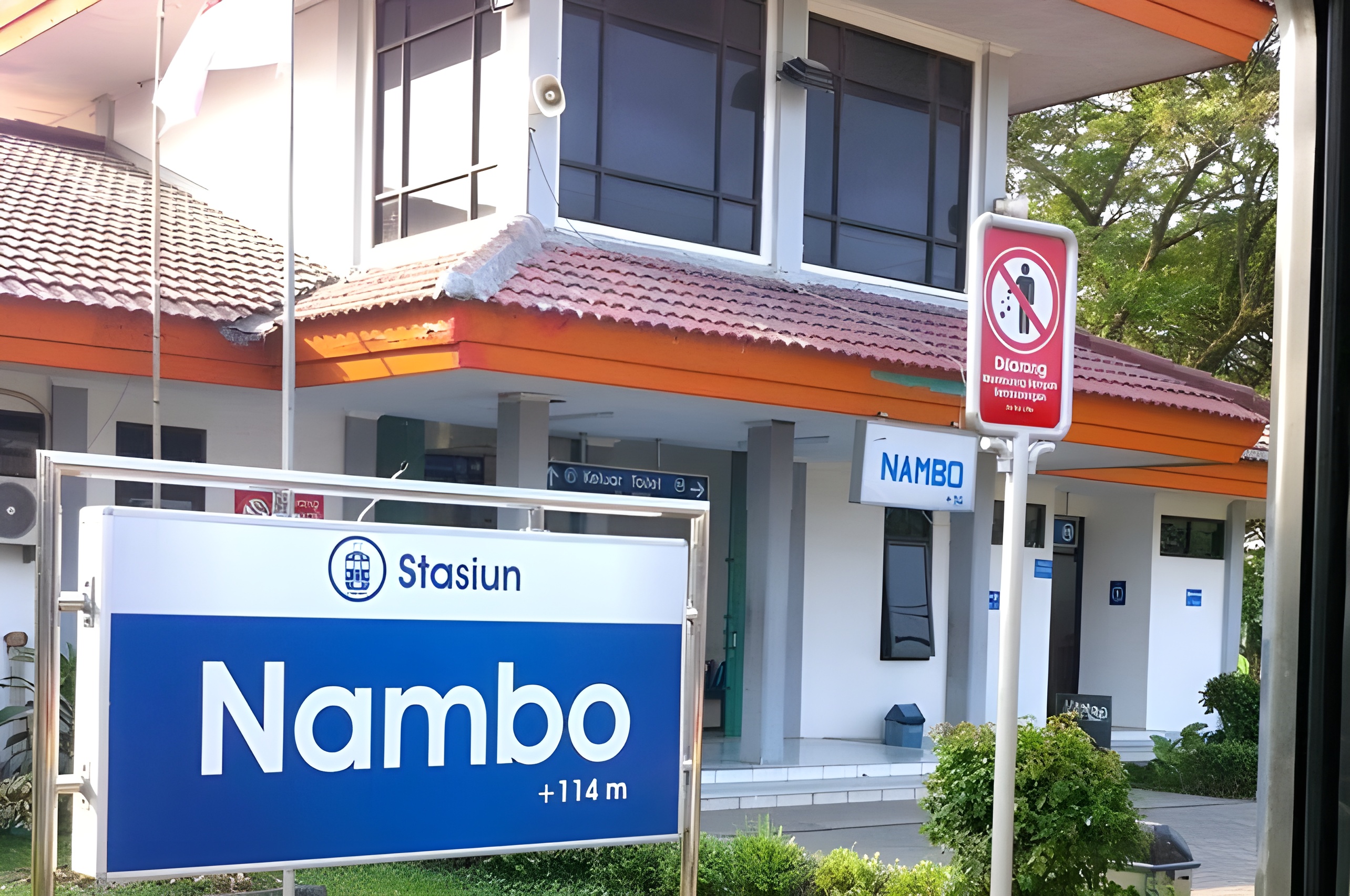Penampakan bagian depan Stasiun Nambo Kabupaten Bogor yang sedang sepi. (cakruk.com)