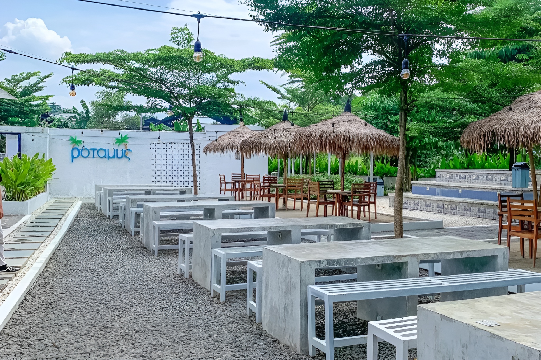 Potamus Cafe yang mengusung tema Santorini seperti di Yunani.(madhang.com)