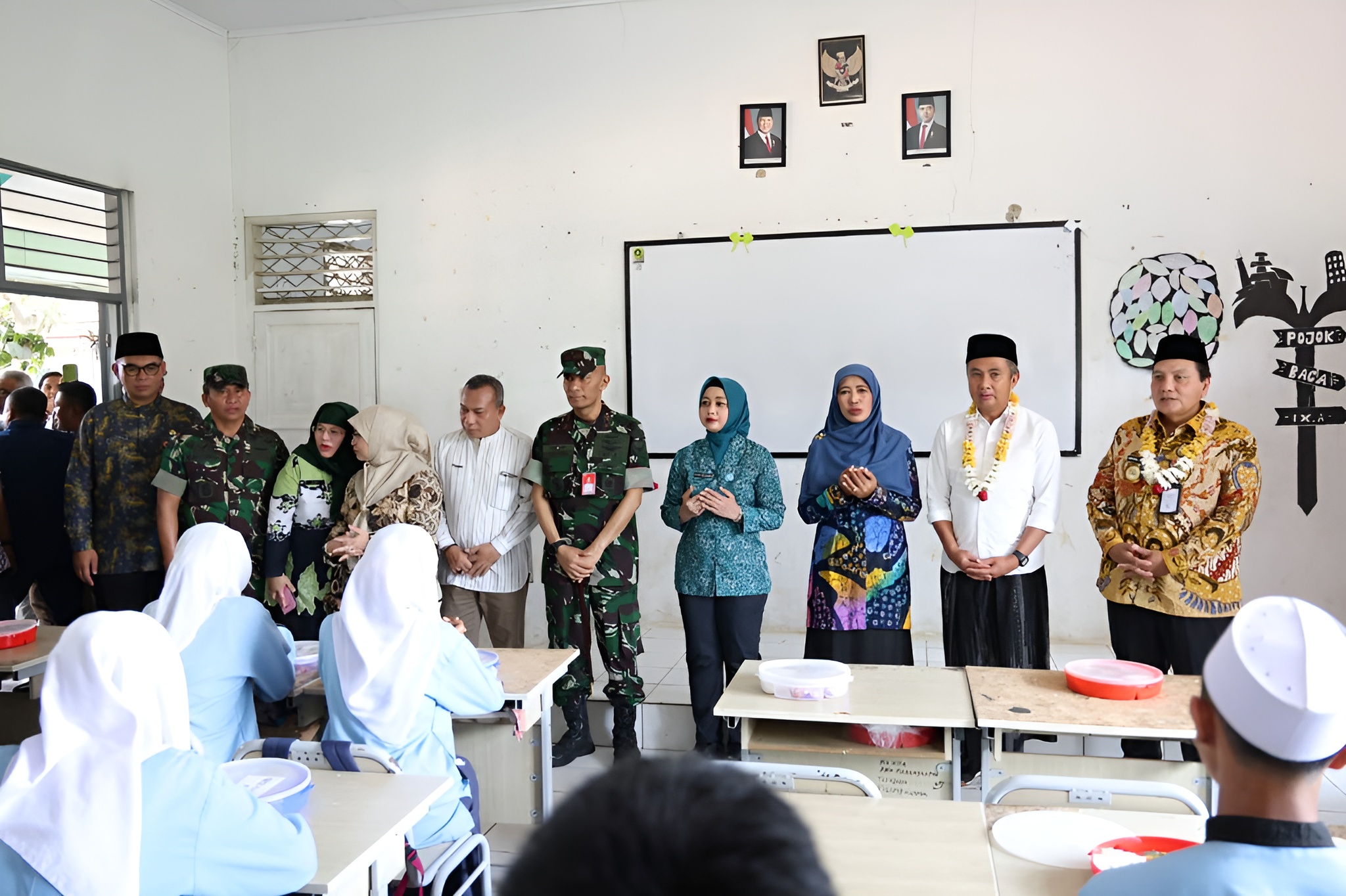 Pj Bupati Bogor, Bachril Bakri (paling kanan) dalam acara pemberian makanan bergizi gratis.