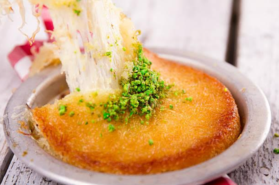 Ilustrasi kunafa kuliner khas Turki