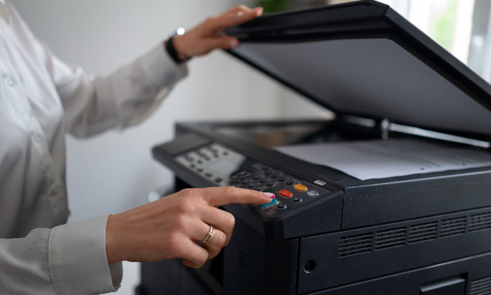 Ilustrasi orang sedang menggunakan printer untuk mencetak dokumen