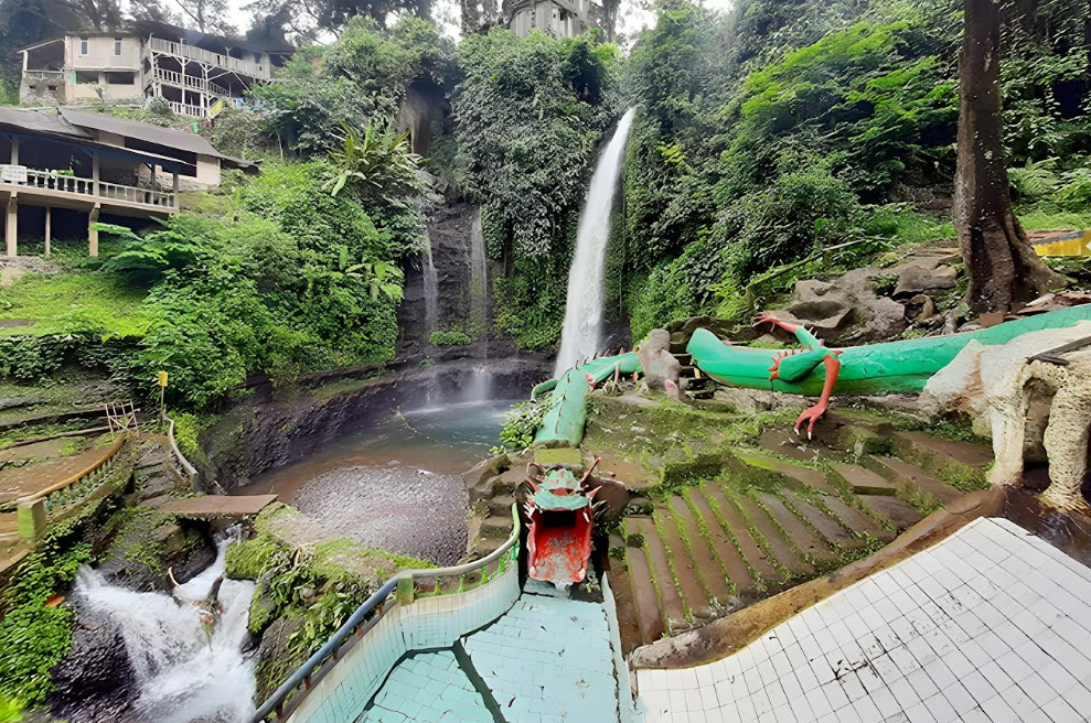 Curug Luhur di Bogor yang memiliki waterpark