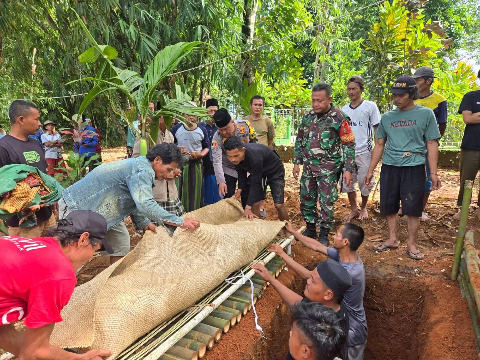 Suasana Pemakaman Sukmaja, petugas KPPS di TPS wilayah Jasinga Kabupaten Bogor yang meninggal saat akan bertugas di Pemungutan suara Pilkada Serentak 2024. (Radar Bogor)