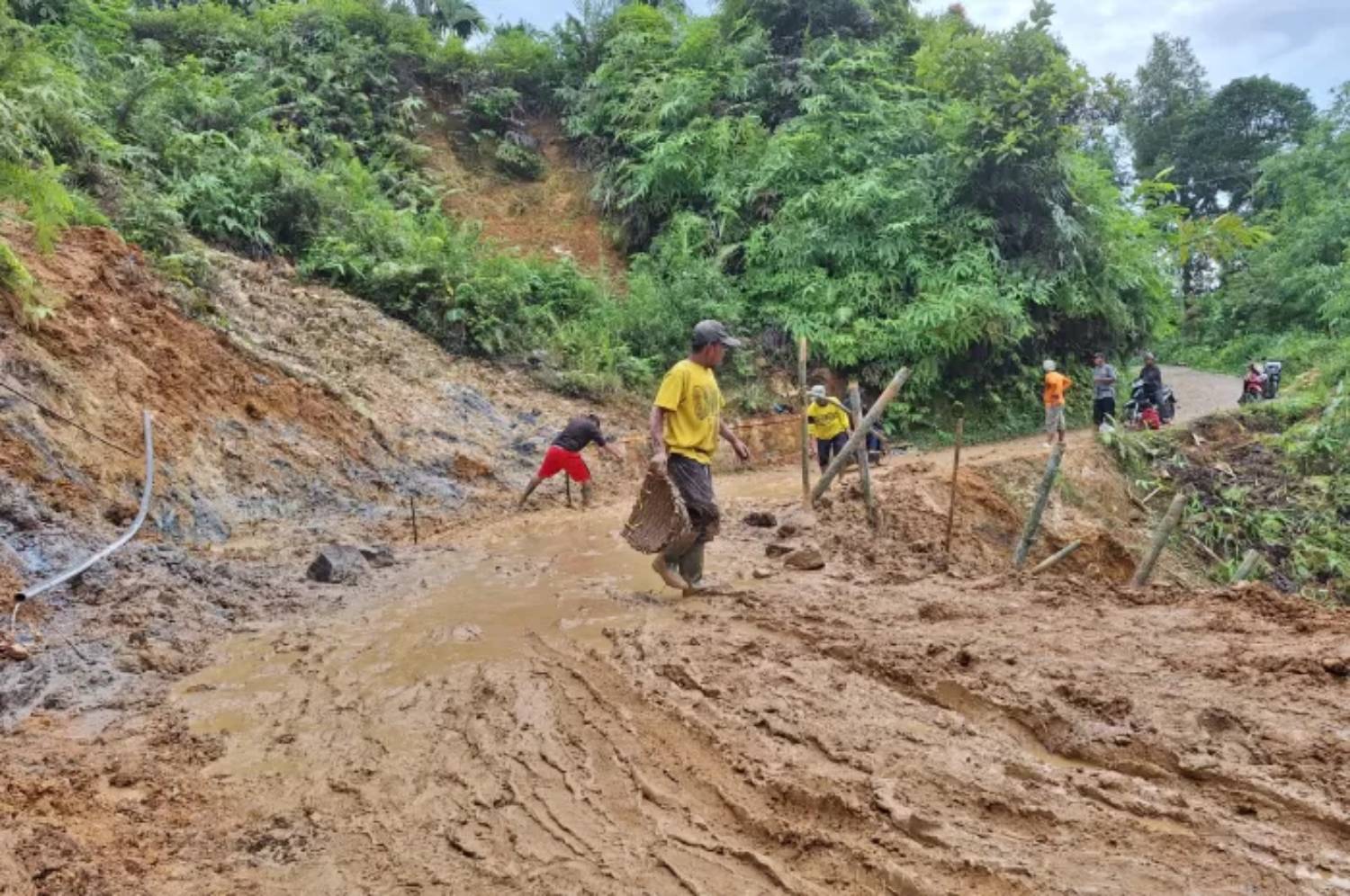 Kondisi longsor di yang sempat menutup jalan desa Kiarapandak Kecamatan Sukajaya, Jumat (29/11/2024). (Arifal/Radar Bogor)