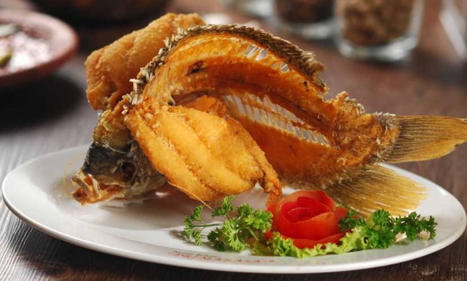 Ilustrasi ikan gurame goreng terbang ala restoran Sunda. (primarasaresto.com)