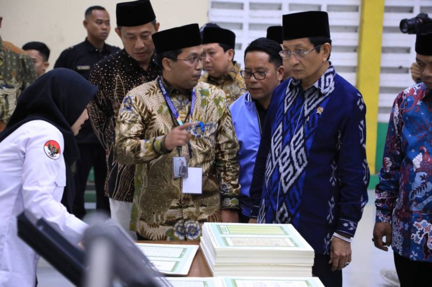 Menteri Agama Nasaruddin Umar saat meninjau percetakan Al Quran di Ciawi, Kabupaten Bogor, Rabu (4/12/2024). (ANTARA/HO-Kemenag)