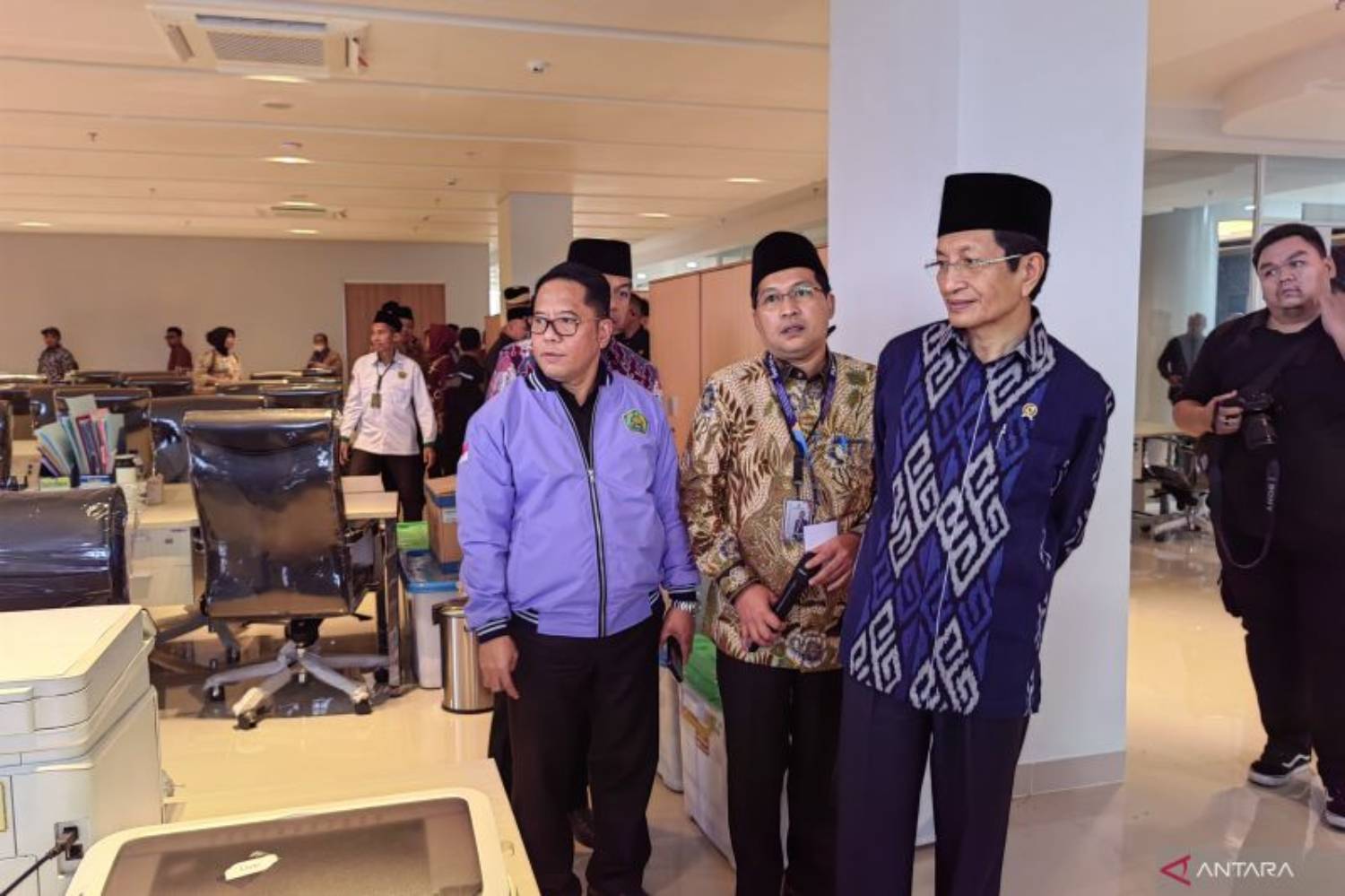 Menteri Agama Nasaruddin Umar meninjau Gedung Pusat Literasi Keagamaan Islam (PLKI) Unit Percetakan Al Quran (UPQ) Kementerian Agama di Kabupaten Bogor, Rabu (4/12/2024). (ANTARA/Asep Firmansyah)