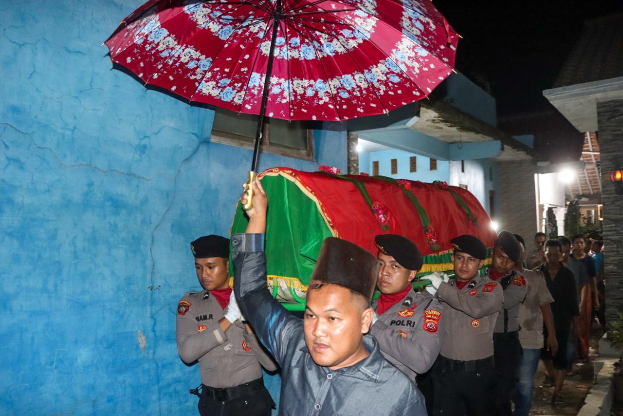 Pengangkatan jenazah Bripka Miftahu Rochman