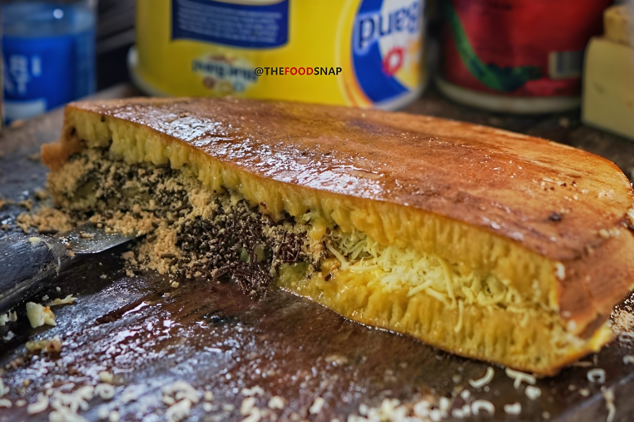 Martabak Bangka Encek yang memiliki topping melimpah