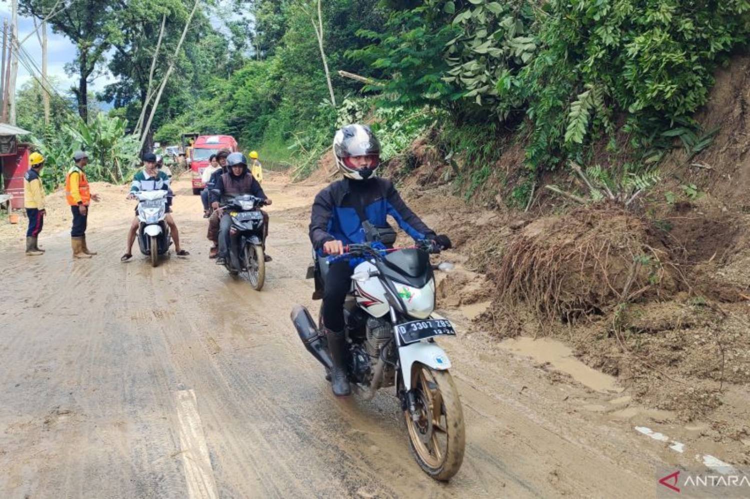Jalur utama Cianjur Selatan yang sempat putus akibat longsor dan amblas saat ini sudah dapat dilalui kendaraan dari kedua arah, namun kendaraan besar belum diizinkan melintas. (ANTARA/Ahmad Fikri)
