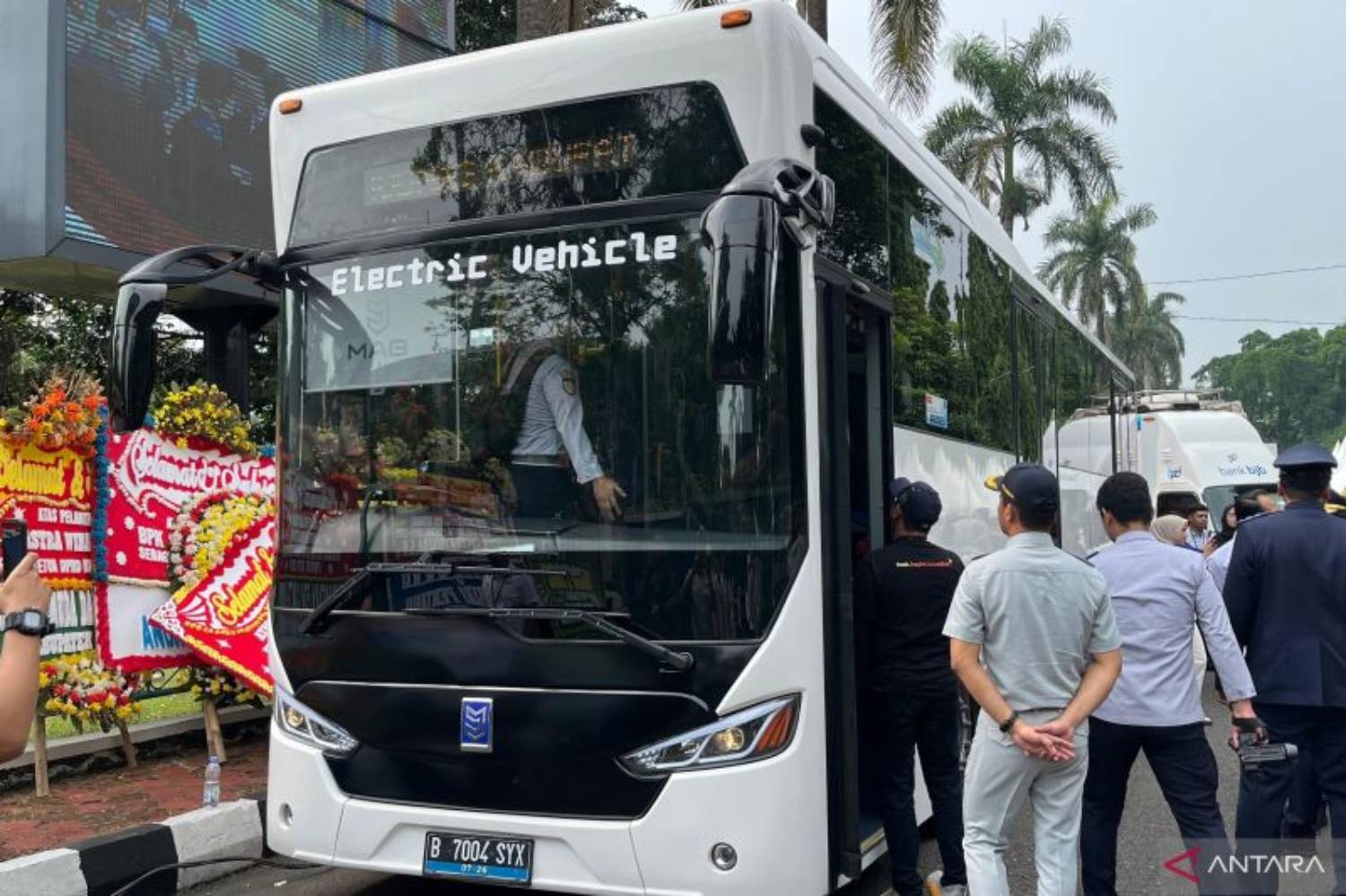 Bus listrik dipamerkan dalam peringatan Harhubnas di Lapangan Tegar Beriman, Cibinong, Kabupaten Bogor, Selasa (24/9/2024). (ANTARA/M Fikri Setiawan)