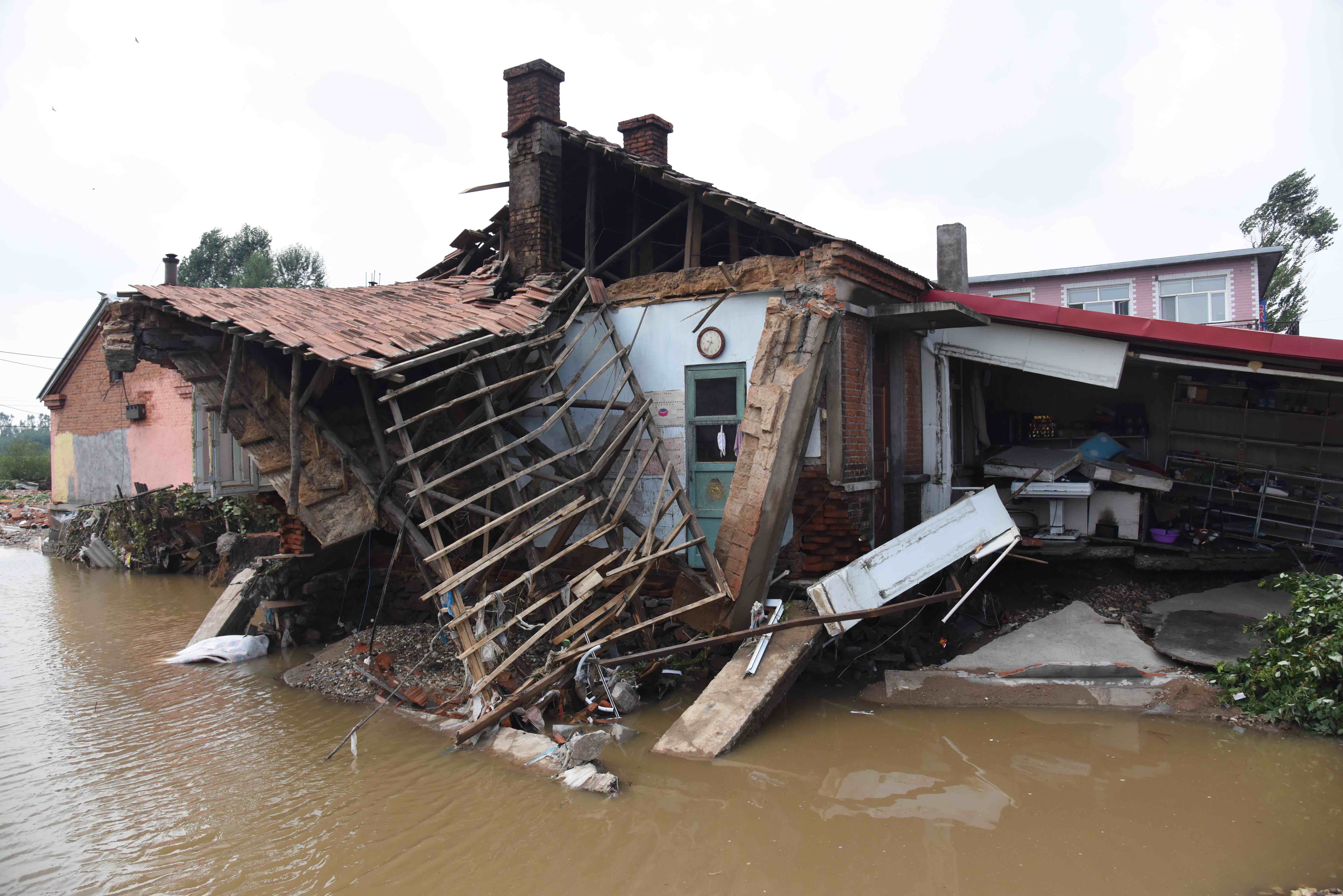 Ilustrasi rumah yang rusak karena terkena banjir