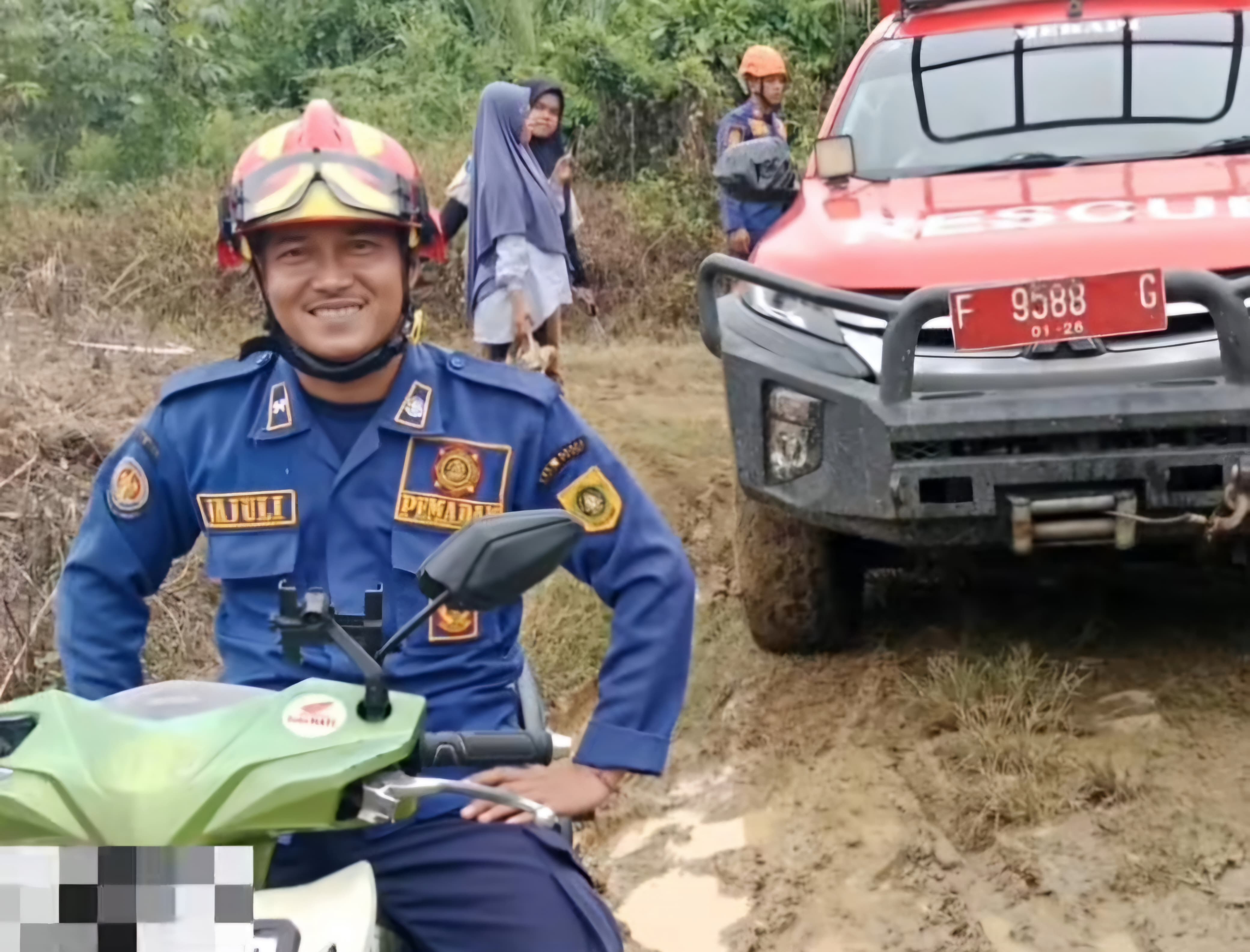 Petugas Damkar Kabupaten Bogor mengevakuasi dua perempuan yang kesasar saat naik gunung bermodal petunjuk Google Maps, Minggu (8/12/2024). (instagram @bogorsiaga112)