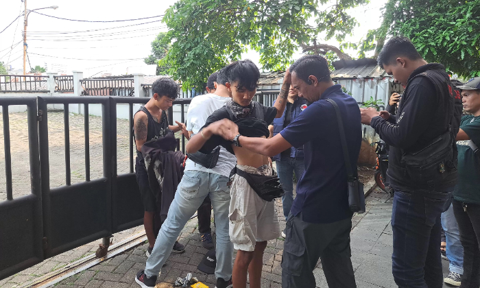 Para pengamen yang sedang diperiksa dan diamankan oleh petugas gabungan