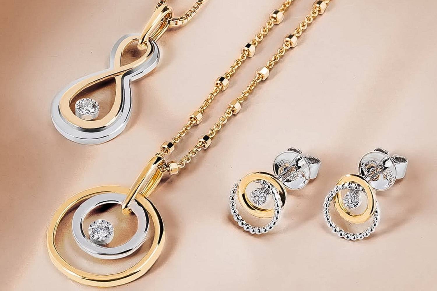 Koleksi Perhiasan Kalung dan Cincin di The Palace National Jeweler Bogor. (Instagram @thepalace_id)