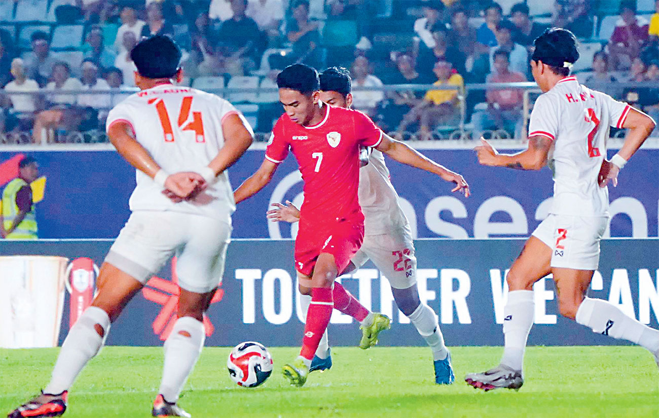 Marselino Ferdinan selalu mendapat kan pengawalan ketat dari para pemain Myanmar di&nbsp;Thuwunna Stadium, Yangon, Myanmar, tadi malam. (PSSI)