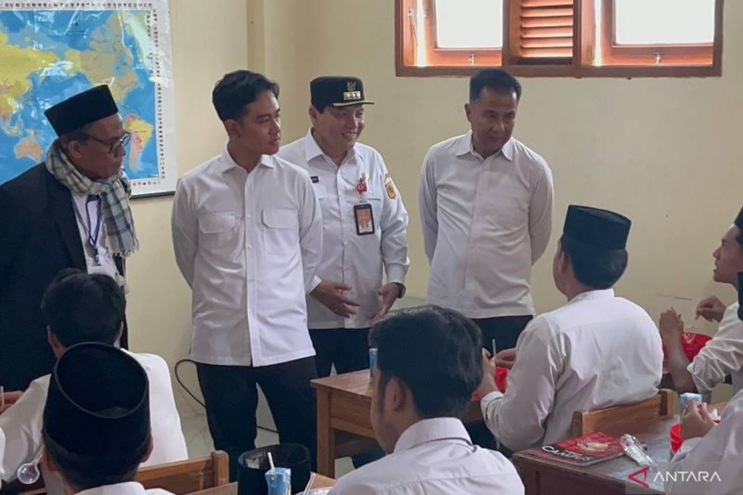 Wakil Presiden Gibran Rakabuming Raka menyosialisasikan Program Makan Bergizi Gratis di Pondok Pesantren Muhammadiyah Boarding School Kabupaten Bogor, Rabu (11/12/2024). (ANTARA/M Fikri Setiawan)