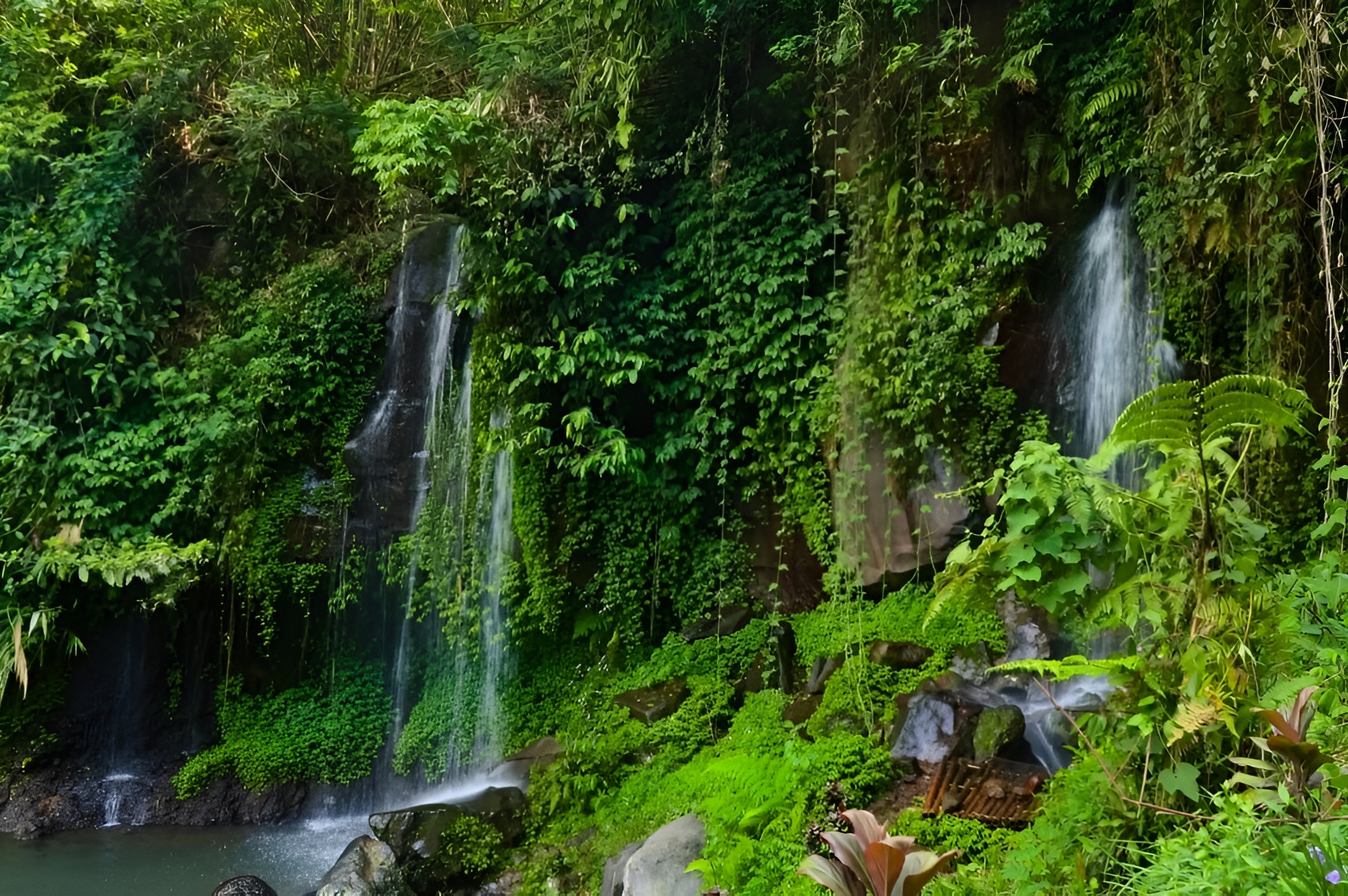Curug Putri Pelangi yang memilki gradasi warna pelangisaat sinar matahari membias melalui percikan air