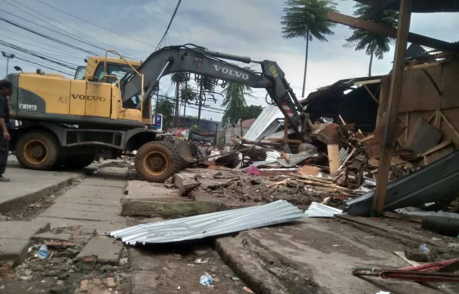 Suasana Pembongkaran kios pedagang di Jalan Merdeka Kota Bogor, Kamis (12/12). (Sofyansyah/Radar Bogor)