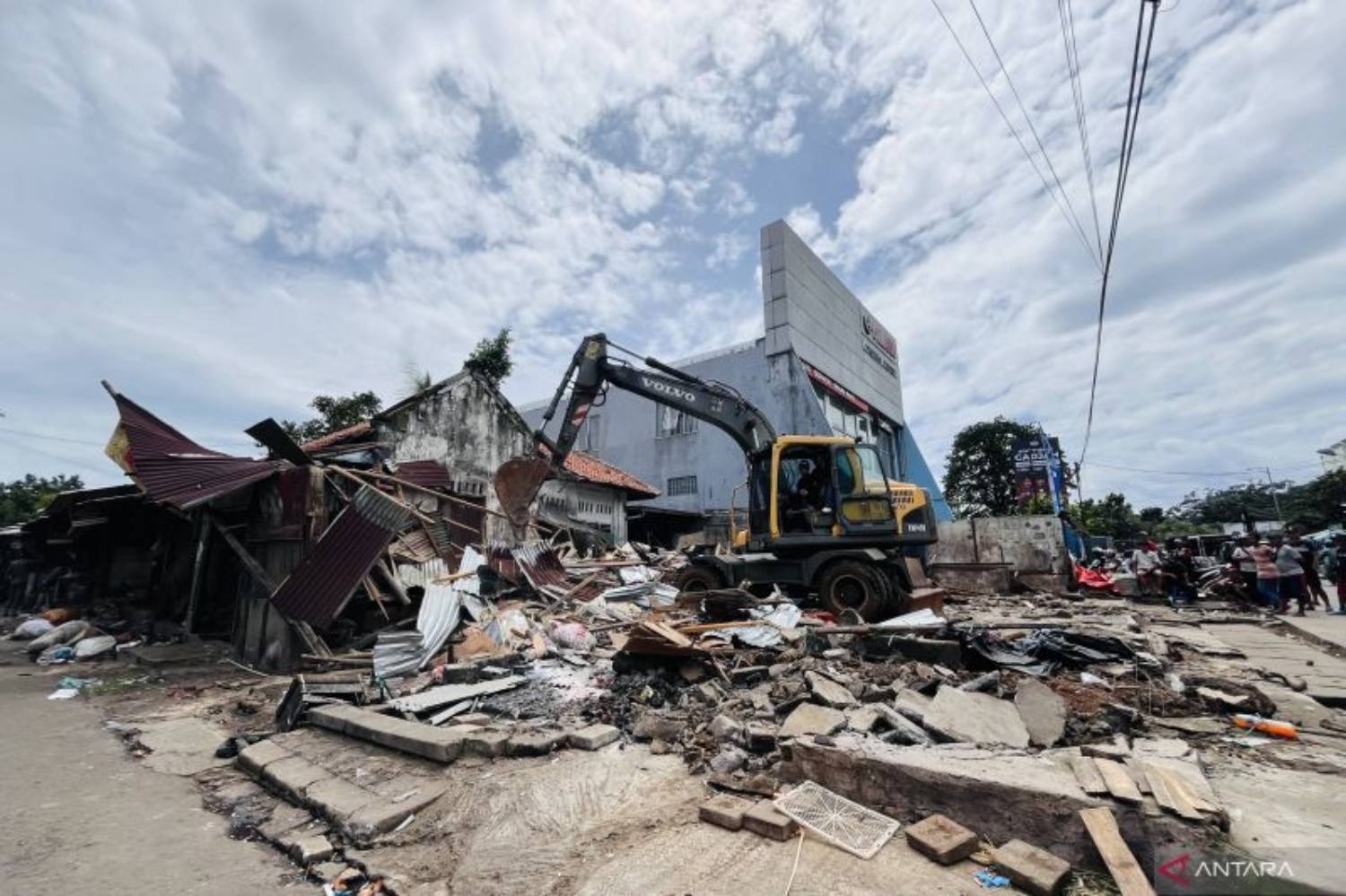 Suasana penertiban pasar tumpah di Jalan Merdeka, Kelurahan Ciwaringin, Kota Bogor pada Kamis (12/12/2024). (ANTARA/Shabrina Zakaria)