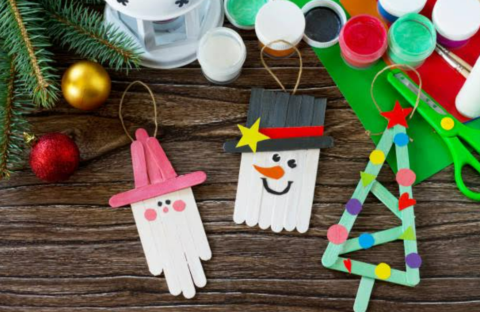 Kerajinan tangan dari stik es krim karakter Natal