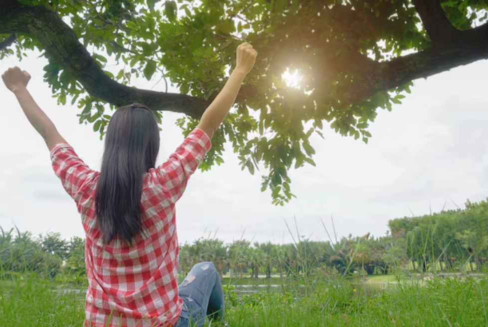 Perempuan healing di alam