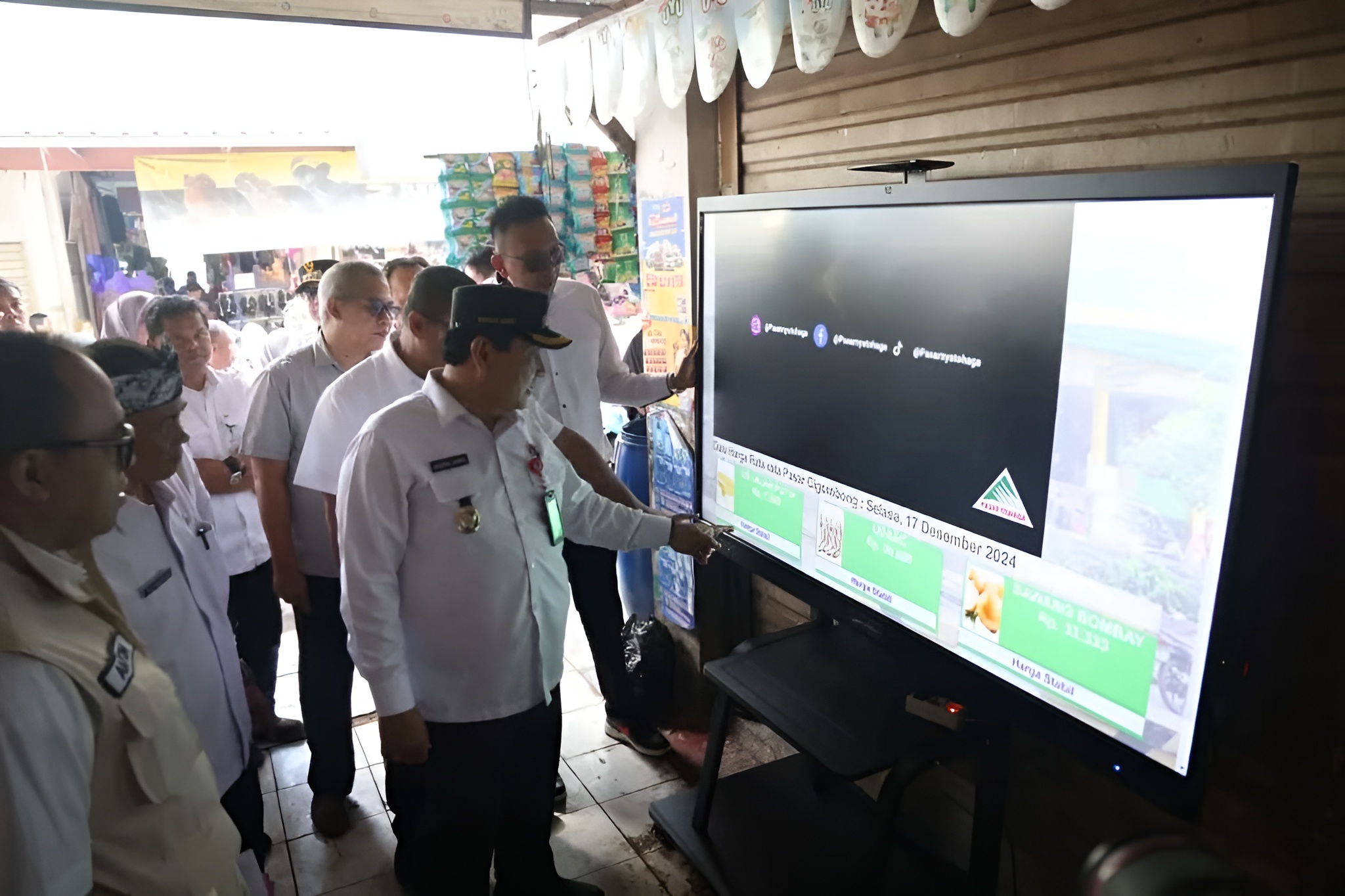 Pj. Bupati Bogor, Bachril Bakri sedang meninjau layar informasi digital di Pasar Cigombong.