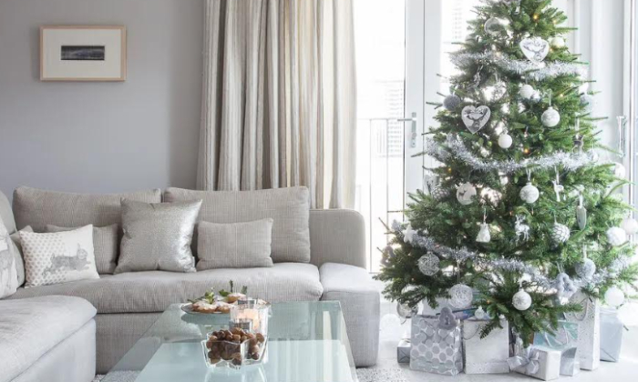 Pohon Natal yang diletakkan di dalam rumah dan dikelilingi oleh kado-kado.