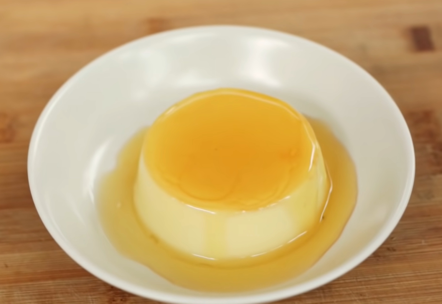 Puding karamel lezat dan praktis. (YouTube Chef Devina Hermawan)