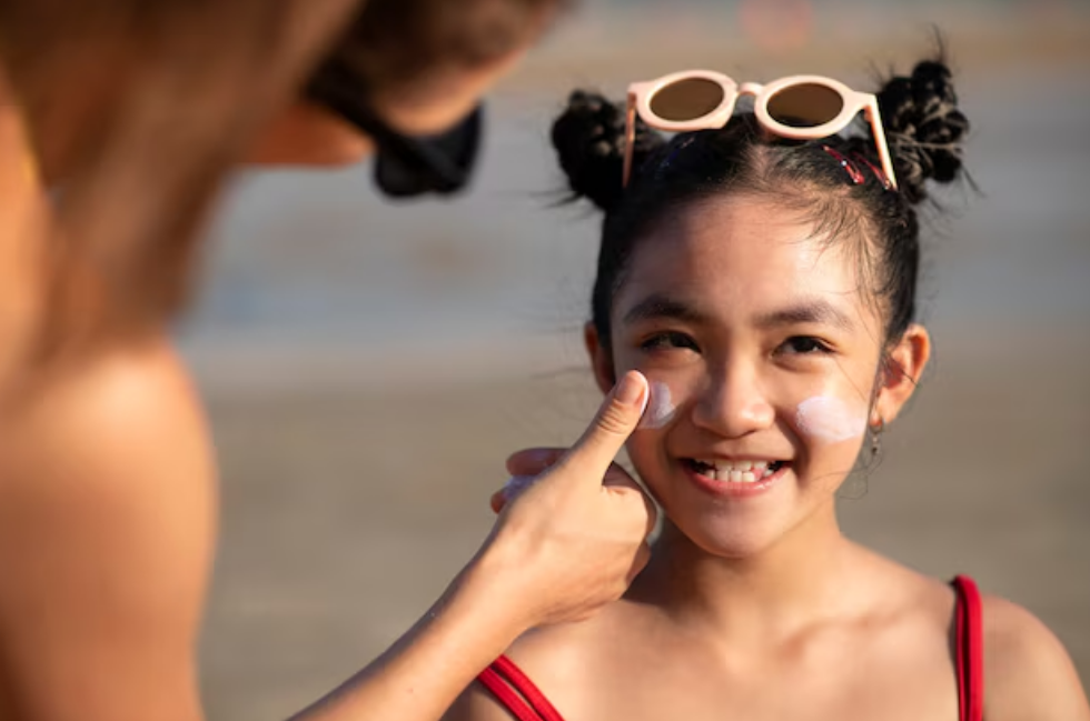 Anak kecil menggunakan sunscreen