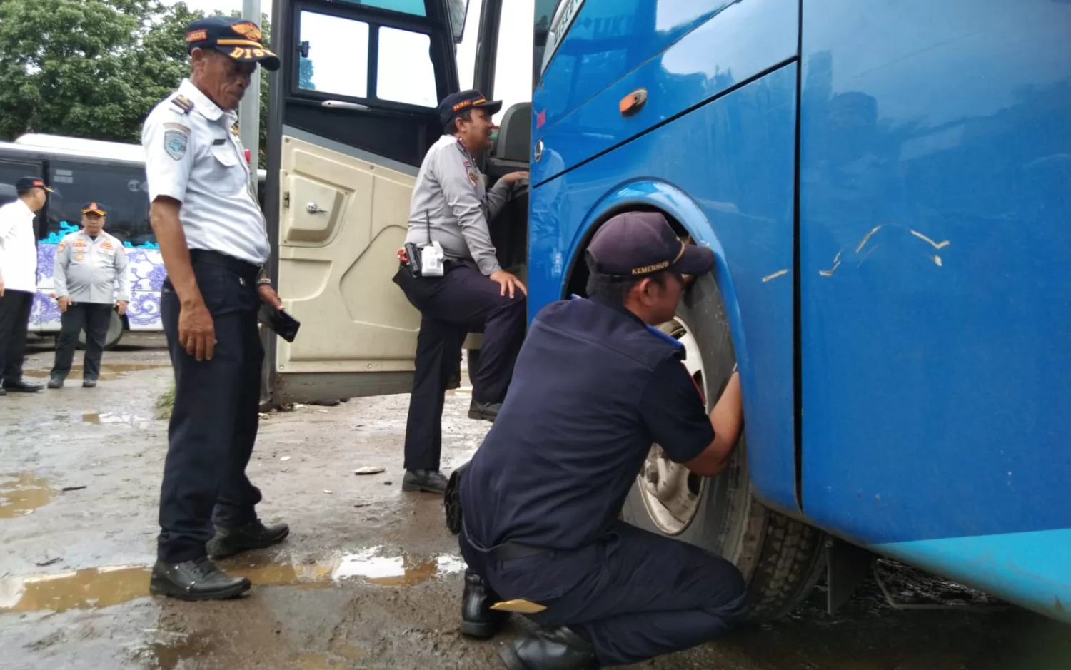 Petugas Dishub melakukan pemeriksaan sejumlah bus di Terminal Bubulak dan Terminal Baranangsiang Kota Bogor, jelang libur Nataru. (Sofyansyah/Radar Bogor)