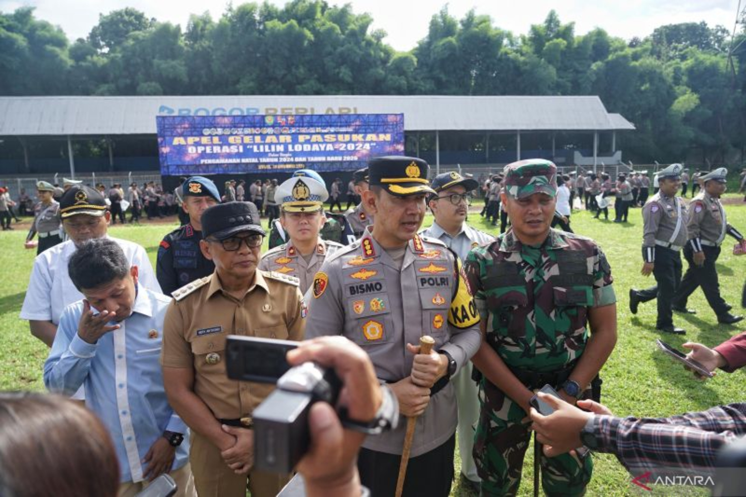 Kapolresta Bogor Kota Kombespol Bismo teguh Prakoso menjelaskan persiapan pengamanan Natal di Kota Bogor, Jumat (20/12). (Antara)