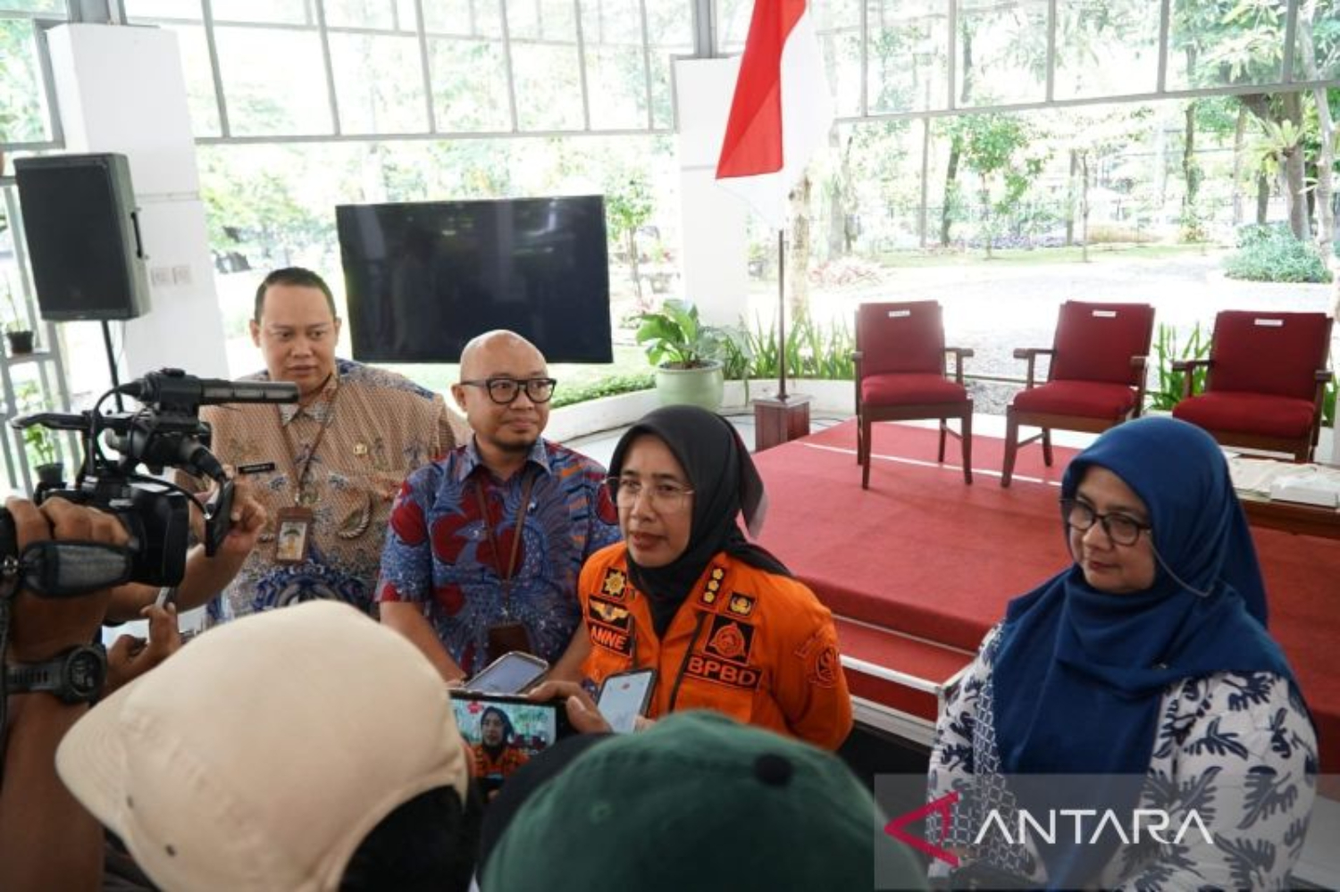Plt Kepala Pelaksana BPBD Provinsi Jawa Barat Anne Hermadianne Adnan memberikan keterangan di Gedung Sate Bandung, Jumat (20/12/2024). (ANTARA/Ricky Prayoga)